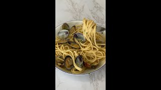 Spaghetti alle vongole ricetta originale shorts [upl. by Ahsinawt]