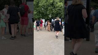 Ik spotte 2 zakkenrollers die 2 toeristen probeerde te bestelen bij Buckingham Palace London [upl. by Sevik]