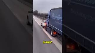 🚗💥 Auto Eroica Ferma Camion dai Freni Guasti 😱 Salvataggio Incredibile sulla Strada perte [upl. by Zenitram]