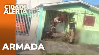 Vídeo registrou ordem de despejo onde uma mulher ameaçou polícias com um facão [upl. by Ytinav711]