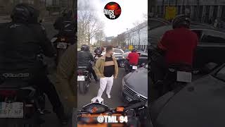 UN HOMME TENTE DE SINTERPOSER DANS UNE MANIFESTATION DE MOTARD  rage [upl. by Virgilio]