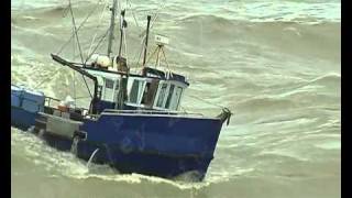 Fishing boats nearly capsize entering the Greymouth River aka Guy brings in boat like a rock star [upl. by Clarisa]