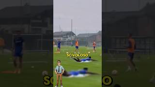 Perché i calciatori esultano scivolando sulle ginocchia shorts calcio [upl. by Aicemaj]