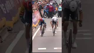 Le sprint magnifique entre Mathieu van der Poel et Mads Pedersen [upl. by Ashjian302]