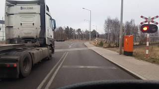 Czerwone światło na przejeździe kolejowym 🛑 🚂 ŻADEN PROBLEM 🚛 😲 [upl. by Neerak663]