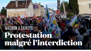 Emmanuel Macron à Saintes  des protestataires se font entendre [upl. by Nayve]