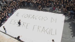 quotIl coraggio di essere fragiliquot davanti al Teatro Argentina il flash mob pro diversità [upl. by Garrick21]