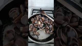 Preparazione spaghetti alle vongole con granella di scorza di limoni bioSicily [upl. by Tocs]