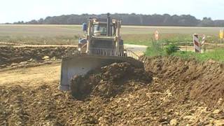 Liebherr 974B et Caterpillar D10R [upl. by Jammin]