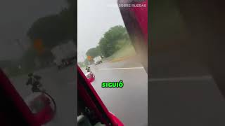 Motociclista Provoca a Camionero y Recibe su Merecido [upl. by Kassity924]