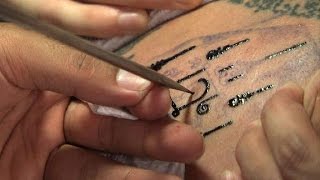 Les tatouages sacrés thaïlandais ont la cote chez les étrangers [upl. by Hite411]