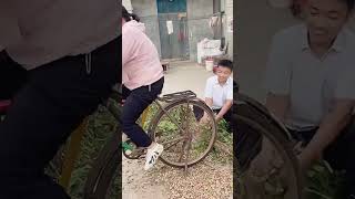 The process of threshing peanuts using the bicycle wheel [upl. by Ahsinev]