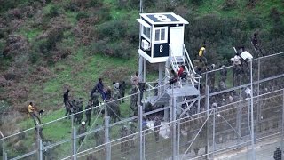 Près de 400 migrants forcent la frontière MarocEspagne à Ceuta [upl. by Didi]