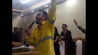 Mendigo barrendero canta y Sorprende a todos [upl. by Gayner]