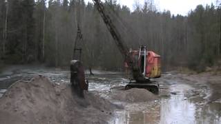 Dragline lifting gravel below water [upl. by Alenson930]