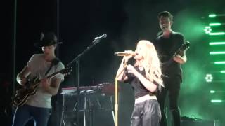 Maren Morris sings quotRichquot live at PNC Music Pavilion [upl. by Androw564]