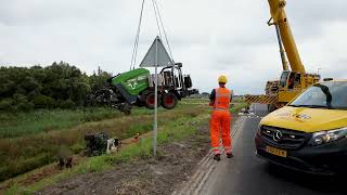 Tractor met balenperser belandt onderaan de dijk Maassluissedijk Vlaardingen [upl. by Gnivri]