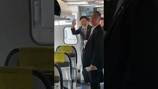 Singapore Prime Minister attend the ASEAN meeting in economy class on a lowcost airline [upl. by Lletnohs]