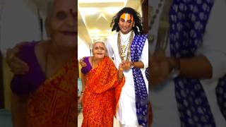 80 साल के बूढ़ी मां गुरुजी के साथ रेस लगा रही है anirudhaacharyaji shorts vrindavan grandmother [upl. by Dnalrah]