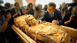 Des archéologues ouvrent le sarcophage dune momie égyptienne après 2 500 ans [upl. by Vanny]