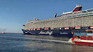 Mein Schiff 7  Auslaufen aus Warnemünde mit Schlepperballett [upl. by Rombert]