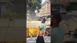 So ist der Bau 😃😄😁 Wasserspielchen auf der Baustelle dienen zur Staubreduzierung YouTube Short [upl. by Kenrick]