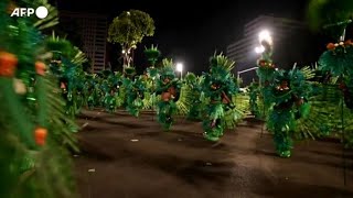 Carnevale le scuole di samba danno spettacolo a Rio de Janeiro [upl. by Brower]