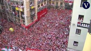 El chupinazo completo que arranca las fiestas de San Fermín 2022 [upl. by Anitnuahs]