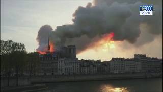 Parigi incendio distrugge cattedrale Notre Dame [upl. by Hazen]