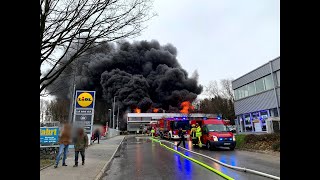 Großbrand einer Lagerhalle  Gesamter Kreis im Einsatz in ErkrathHochdahl am 21221220 [upl. by Elohc]