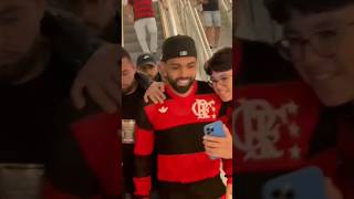 GABIGOL DEIXA O MARACANÃ E RECEBE CARINHO DOS TORCEDORES APÓS SAIR DA ESCADA ROLANTE [upl. by Ekez995]