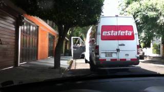 Malas practicas de servicio de un operador de paqueteria en ruta [upl. by Anahahs890]