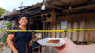 Tourista gringo pide comida en lengua maya olvidada en México [upl. by Hausmann202]