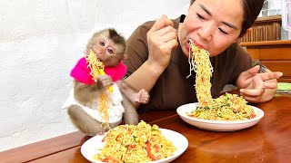 Monkey Tina enjoys egg noodles with her mother simple but full of love [upl. by Gambell]