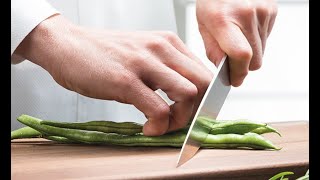 Umgang mit dem Messer  How to handle a kitchen knife ¬ Herdblog Kochschule [upl. by Snebur]