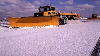 ParisCharles de Gaulle  opérations de déneigement et de dégivrage Décembre 2012 [upl. by Materse200]