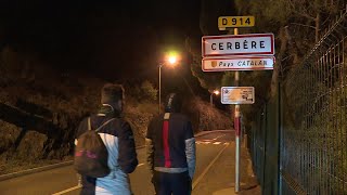 PyrénéesOrientales  entre Cerbère et le Perthus l’afflux de migrants en France inquiète [upl. by Anaihr]