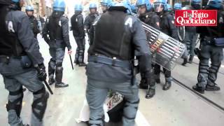 Torino alla manifestazione degli studenti scontri con la polizia [upl. by Danica]