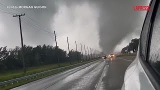 Usa luragano Milton si abbatte sulla Florida le immagini di un tornado ripreso dalla strada [upl. by Enilehcim]