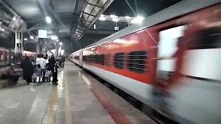 16505 Gandhidham Bangalore Express overtakes 19020 Haridwar Bandra Express at Vapi on last evening [upl. by Swagerty146]