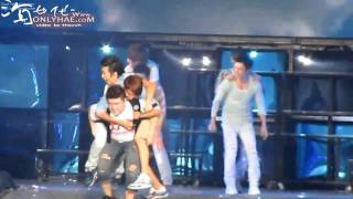 HDYesung cut Siwon piggybacked Yesung in You and I  Super Show 3 in Qingdao [upl. by Onairotciv13]