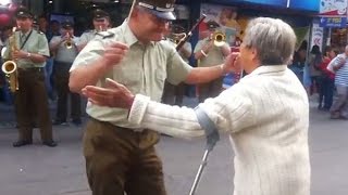 Abuelita no se aguantó y se puso a bailar con Carabineros [upl. by Yecac]