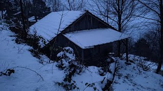 Hiding in an Abandoned Log Cabin From in a Snowstorm  Caught in a Snowstorm [upl. by Odnumde]