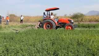 EAE ZAMORA Tractor Kubota M7040D con segadora [upl. by Mandie]