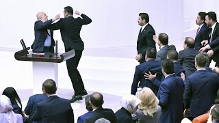 Turquie  au moins 2 blessés dans une violente bagarre au Parlement [upl. by Nicolas]