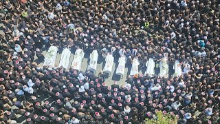 Miles lloran a jóvenes muertos en ataque en Altos del Golán Israel promete responder  AFP [upl. by Lyell254]