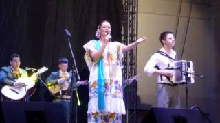 La feria de las flores  Carolina de Holanda amp Dwayne Verheyden en el Rosarito Mariachi Festival [upl. by Linetta]