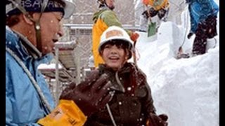 さっぽろ雪まつりボランティアが雪像作りに参加 （20130116）北海道新聞 [upl. by Ziegler]