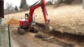 Bagr tahá z cesty ocelové roury Excavator pulls steel pipes from the roadwmv [upl. by Gnas880]