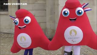 Mascottes Phryges des Jeux Olympiques de Paris aux Invalides  Tournée des drapeaux le 24 avril 2024 [upl. by Yasui]